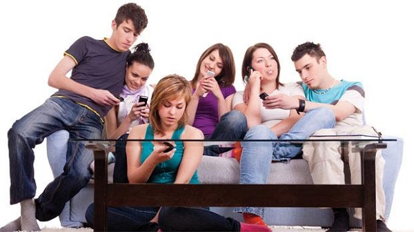 علائم اعتیاد به گوشی های هوشمند در نوجوانان